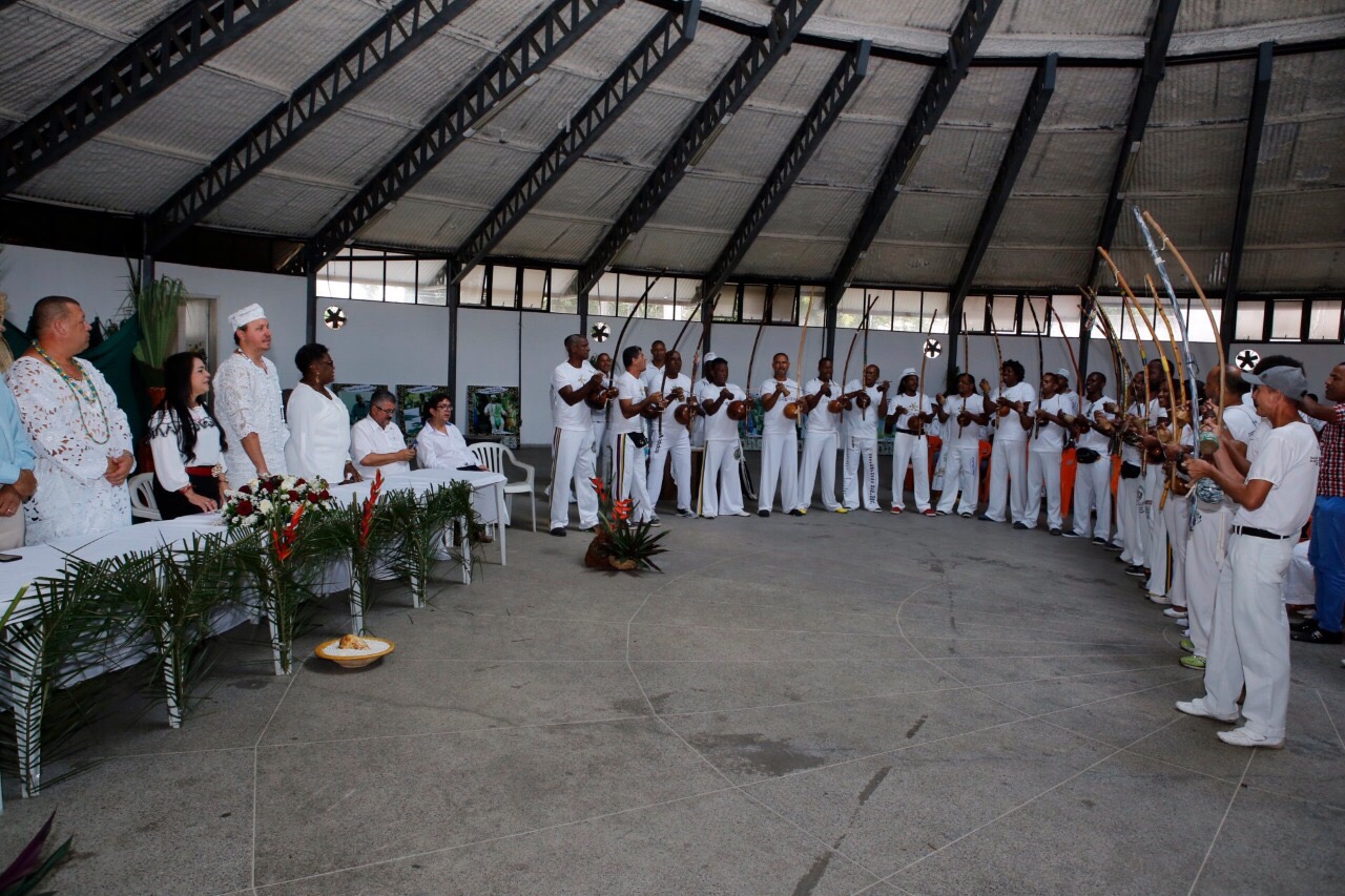 Prefeita de Lauro de Freitas anuncia reforma do terminal turístico durante homenagem aos guardiões do culto afro
