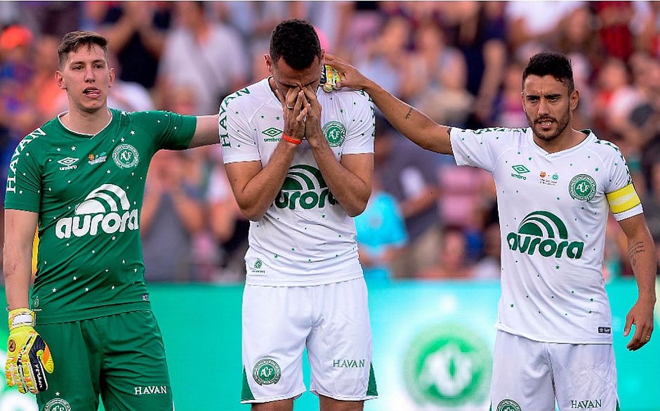 Barcelona goleia a Chapecoense em homenagem a sobreviventes