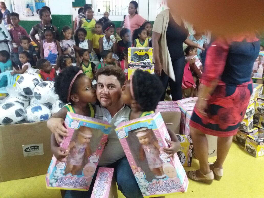 Alex Simões levando alegria para as crianças do Parque São Paulo