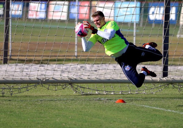 Bahia oficializa contratação do goleiro Douglas
