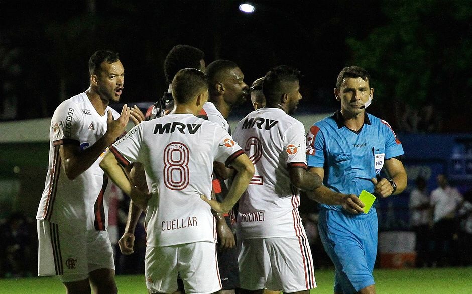 Trio de arbitragem de Vitória x Flamengo é afastado pela CBF